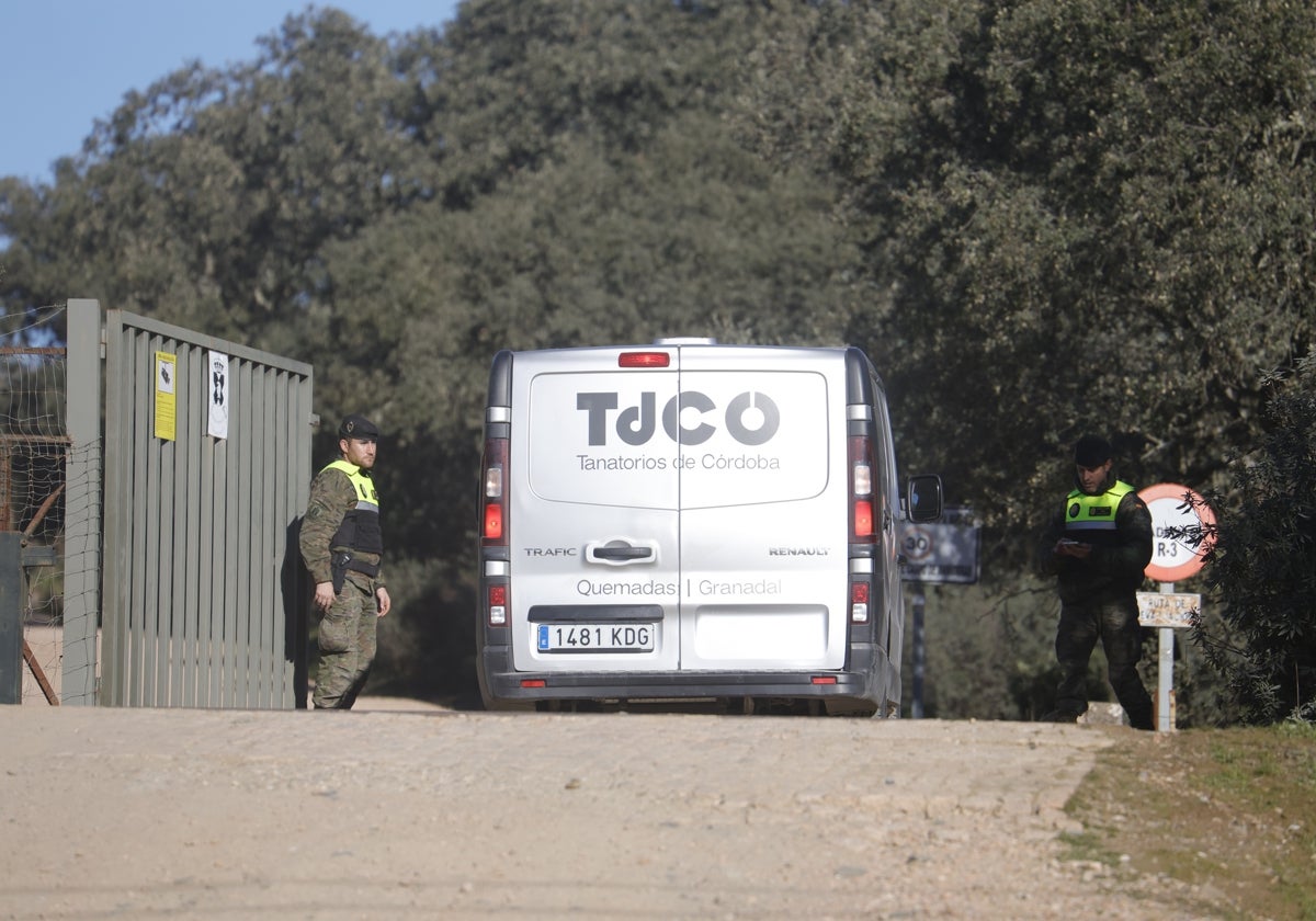 Una furgoneta de un tanatorio entra en el campo de maniobras de Cerro Muriano el día de los hechos