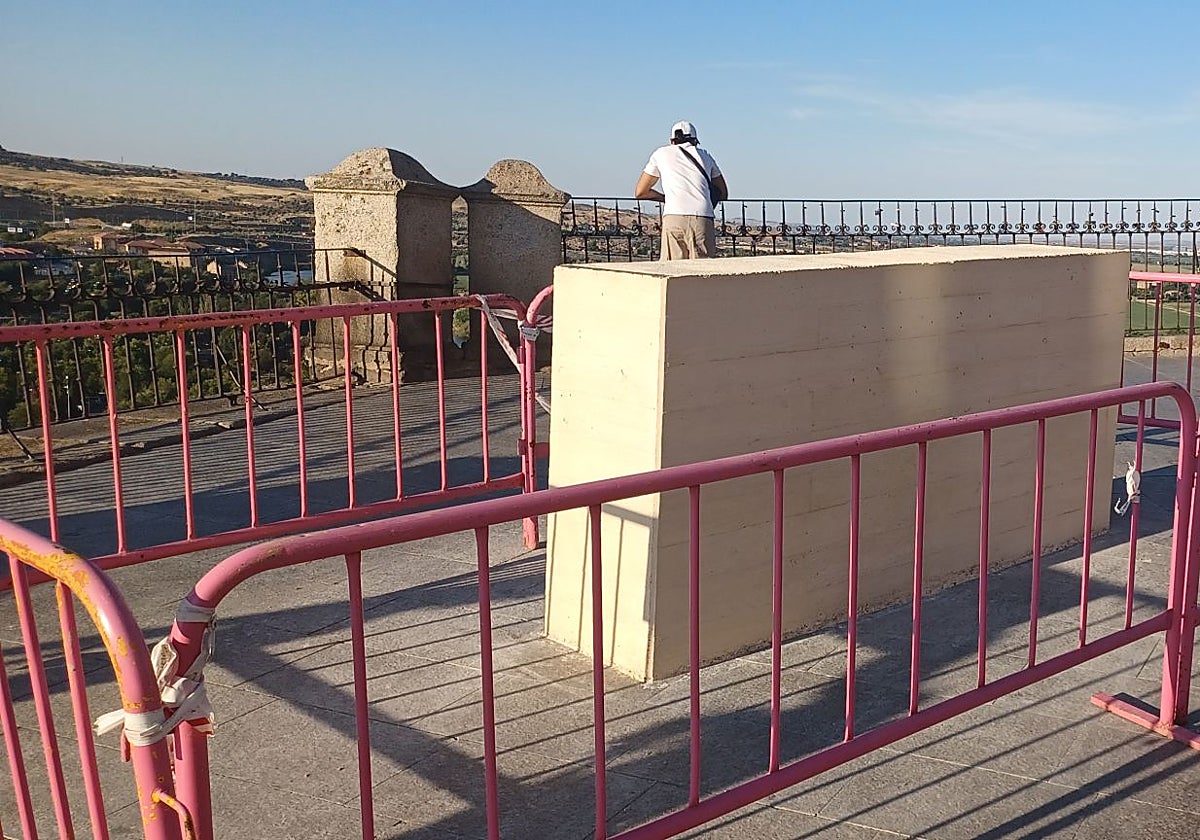 Peana colocada en la subida del Miradero sobre la que se colocará la estatua de Bahamontes