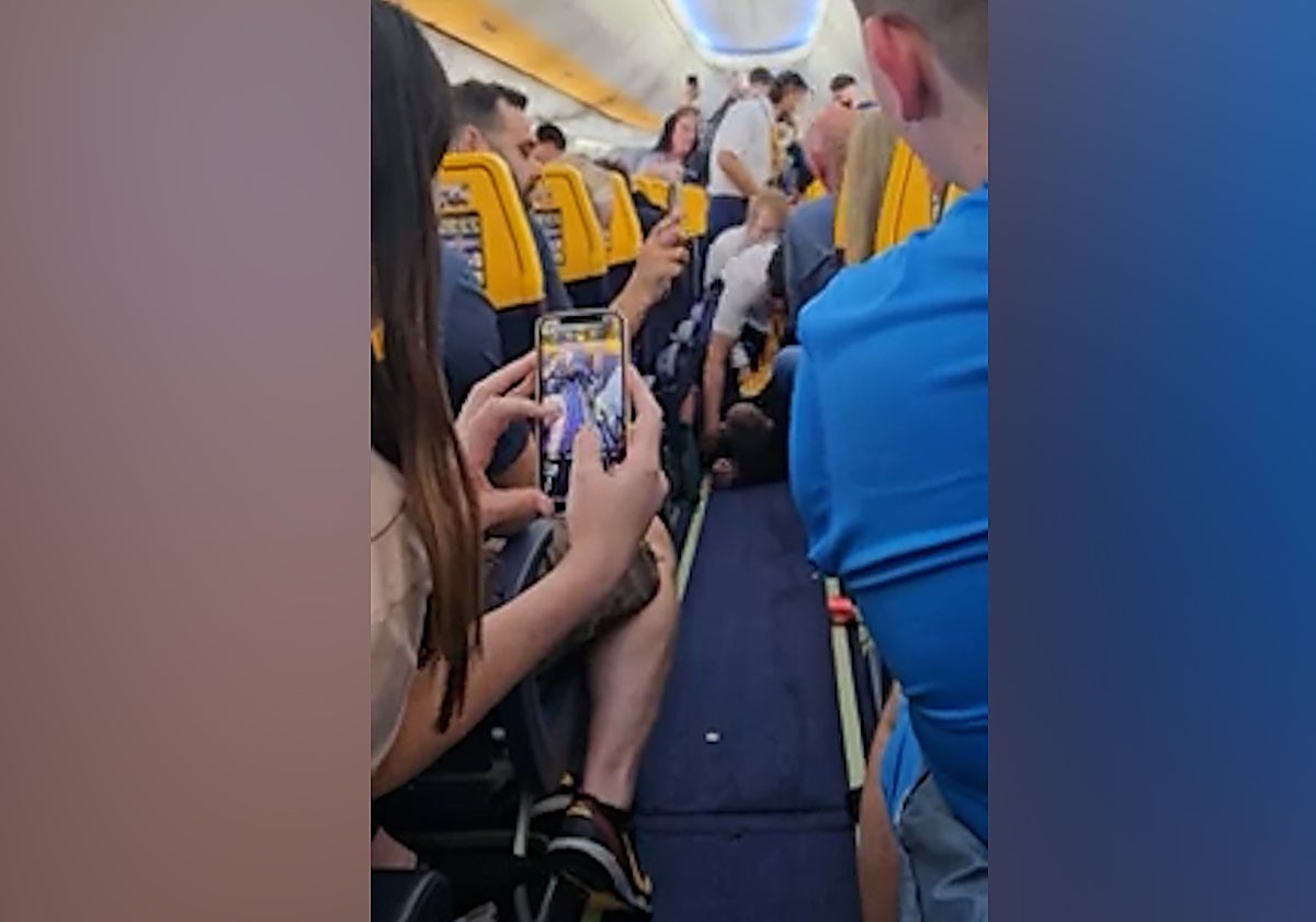 Así fue el altercado que obligó a desviar un vuelo a Santiago: «El pasaje logró inmovilizar al viajero conflictivo»