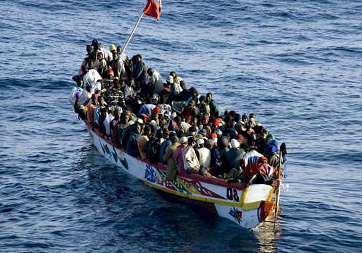 Imagen de archivo de un cayuco lleno de inmigrantes interceptado en Canarias
