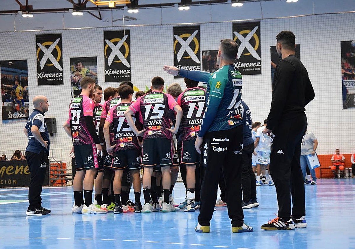 Los jugadores del Ángel Ximénez Puente Genil durante un tiempo muerto del encuentro