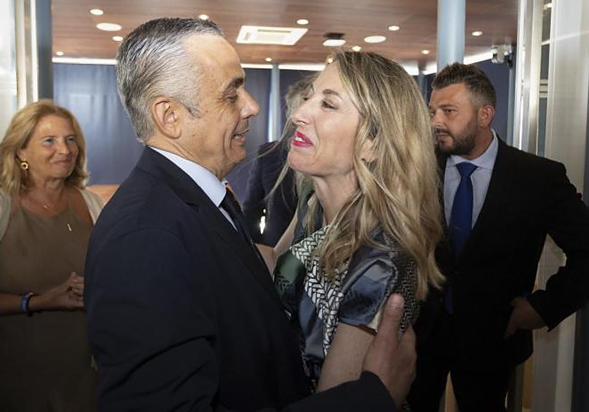 Ángel Pelayo Gordillo (Vox) felicitando a María Guardiola (PP) tra ser proclamada presidenta de Extremadura en julio del año pasado