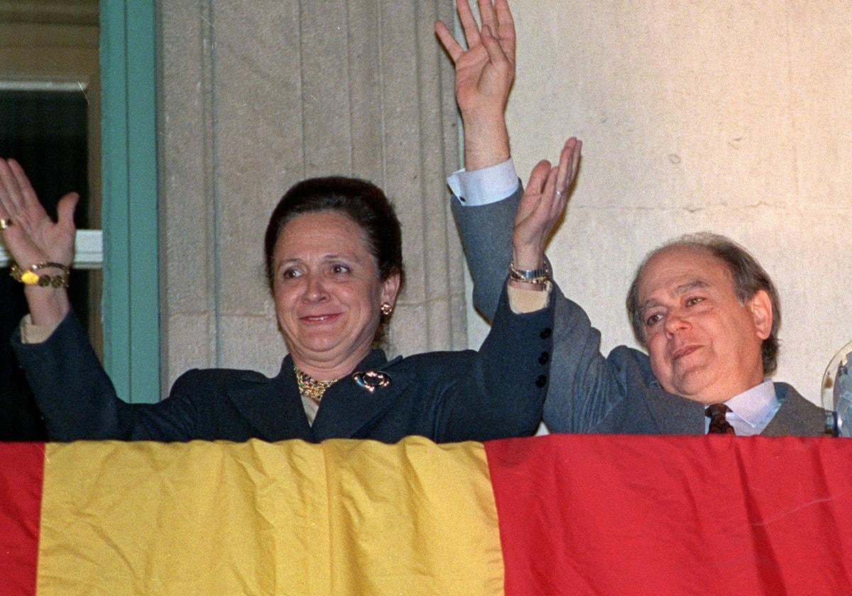 Jordi Pujol y su esposa Marta Ferrusola saludan tras proclamarse ganador de las Elecciones Autonómicas de Cataluña en 1992