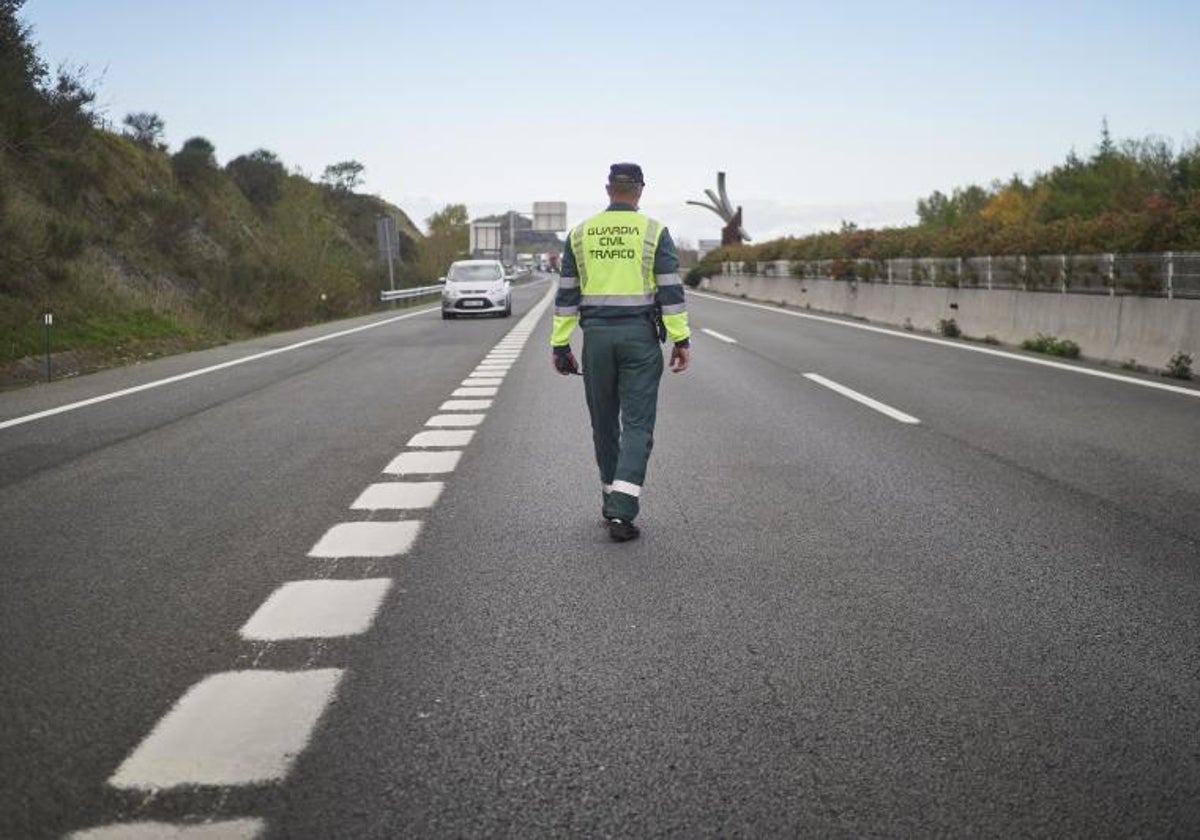 Un agente de la Guardia Civil trabaja en el control del tráfico en las inmediaciones de Pamplona