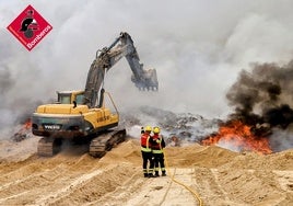 La interminable extinción del incendio de una planta de basuras en Jijona: una montaña de combustible