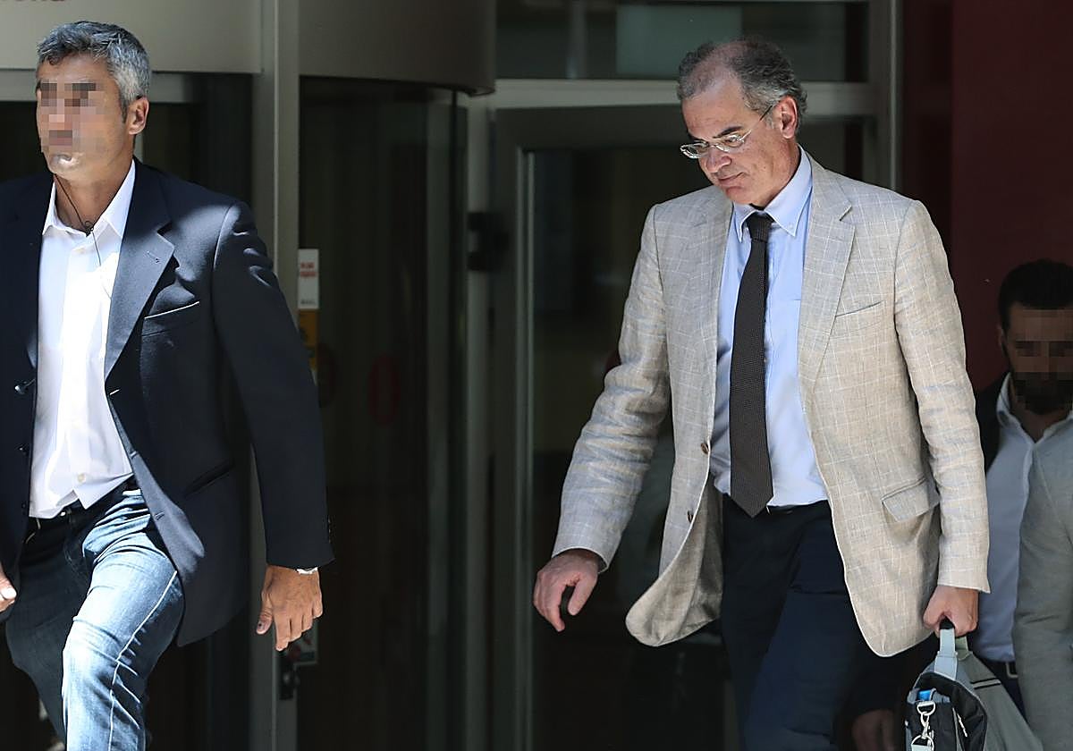 El juez Joaquin Aguirre (d), sale del edificio de la Diputación de Barcelona