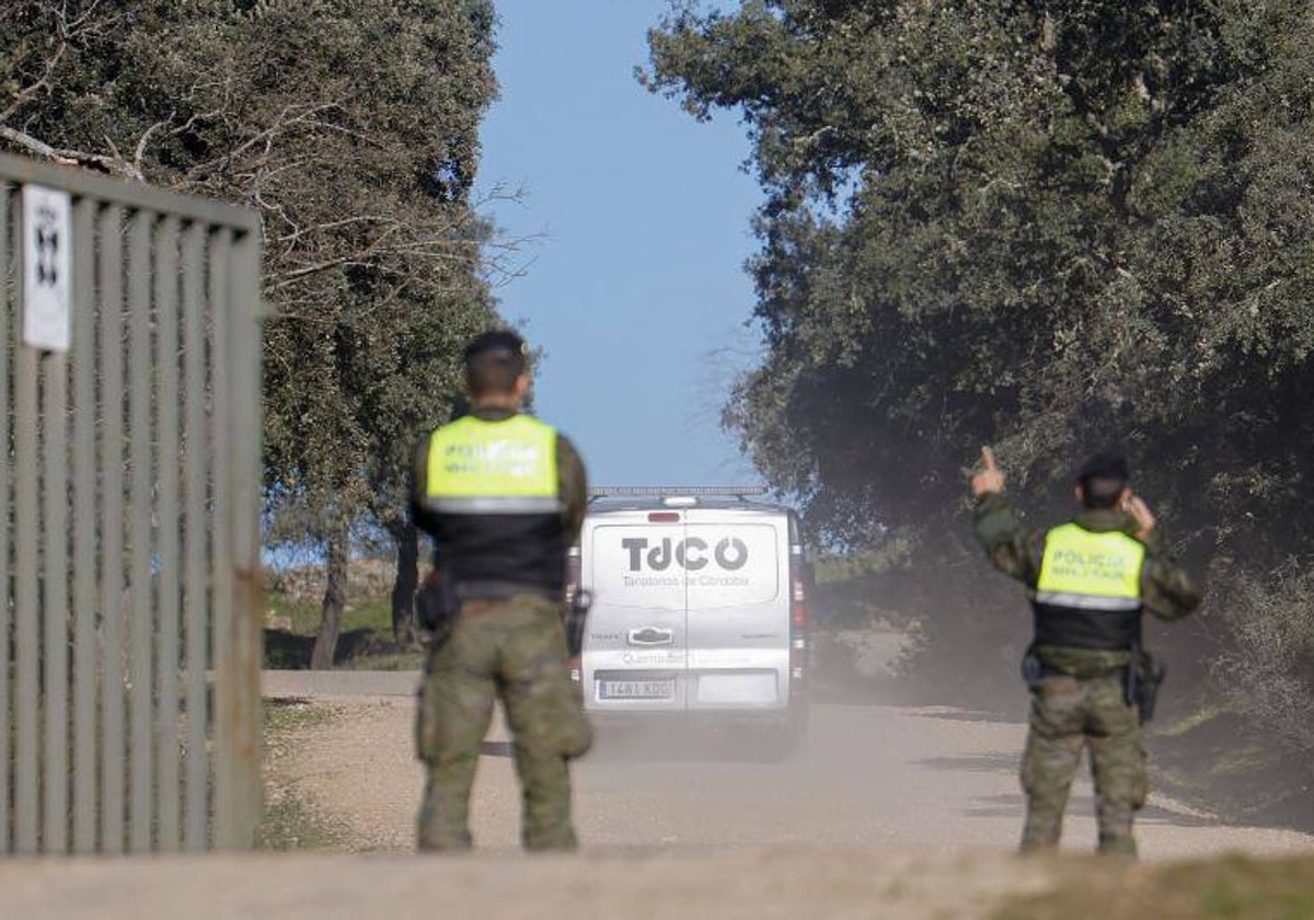 Llegada de los servicios funerarios a la zona de maniobras de Cerro Muriano