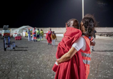 Con educadores y en vuelos comerciales, así es el traslado de los menores migrantes desde Canarias