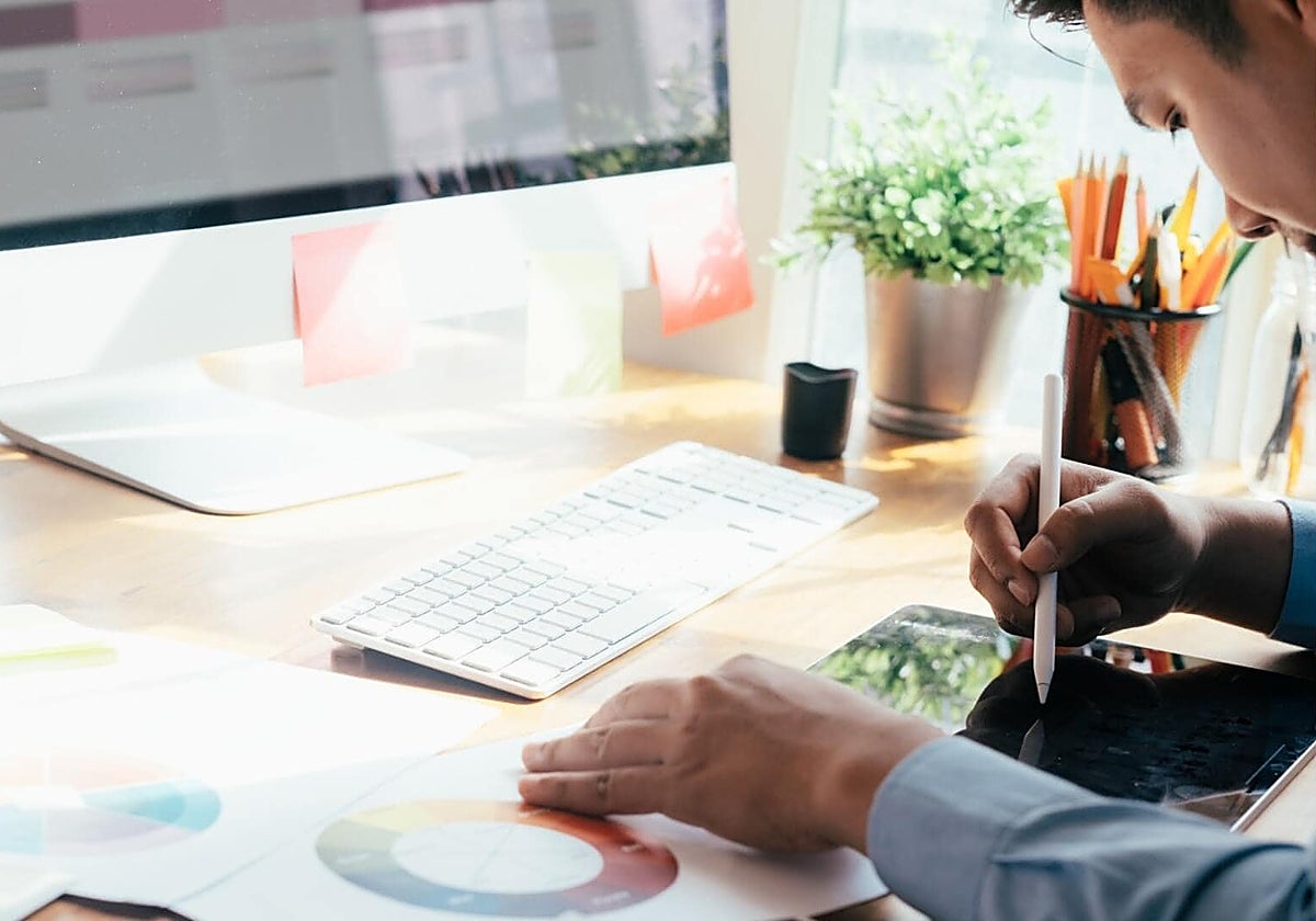 Imagen de archivo de una persona haciendo un curso de diseño web