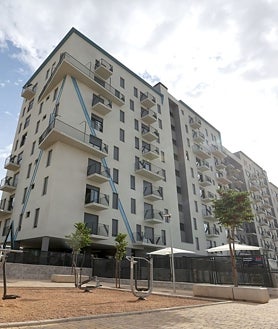 Imagen secundaria 2 - Arriba, el Hospital Provincial, uno de los conjuntos más altos de la ciudad. Debajo, a la izquierda, el edificio de usos múltiples. A la derecha, bloque de viviendas en Fuente de la Salud
