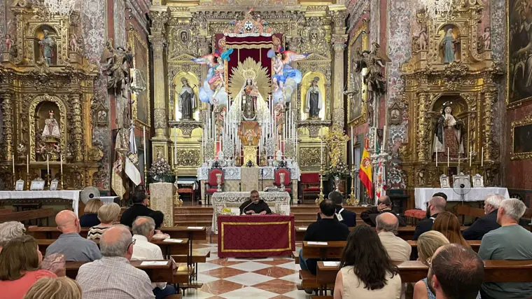 Presentación del libro, con la Virgen del Carmen en su altar de cultos