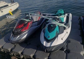 Precintan dos motos acuáticas que operaban ilegalmente en una playa de Oropesa