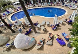 Piscina de olas y miles de habitantes más en nuevas urbanizaciones: alertan de restricciones por la sequía en Benidorm y su entorno