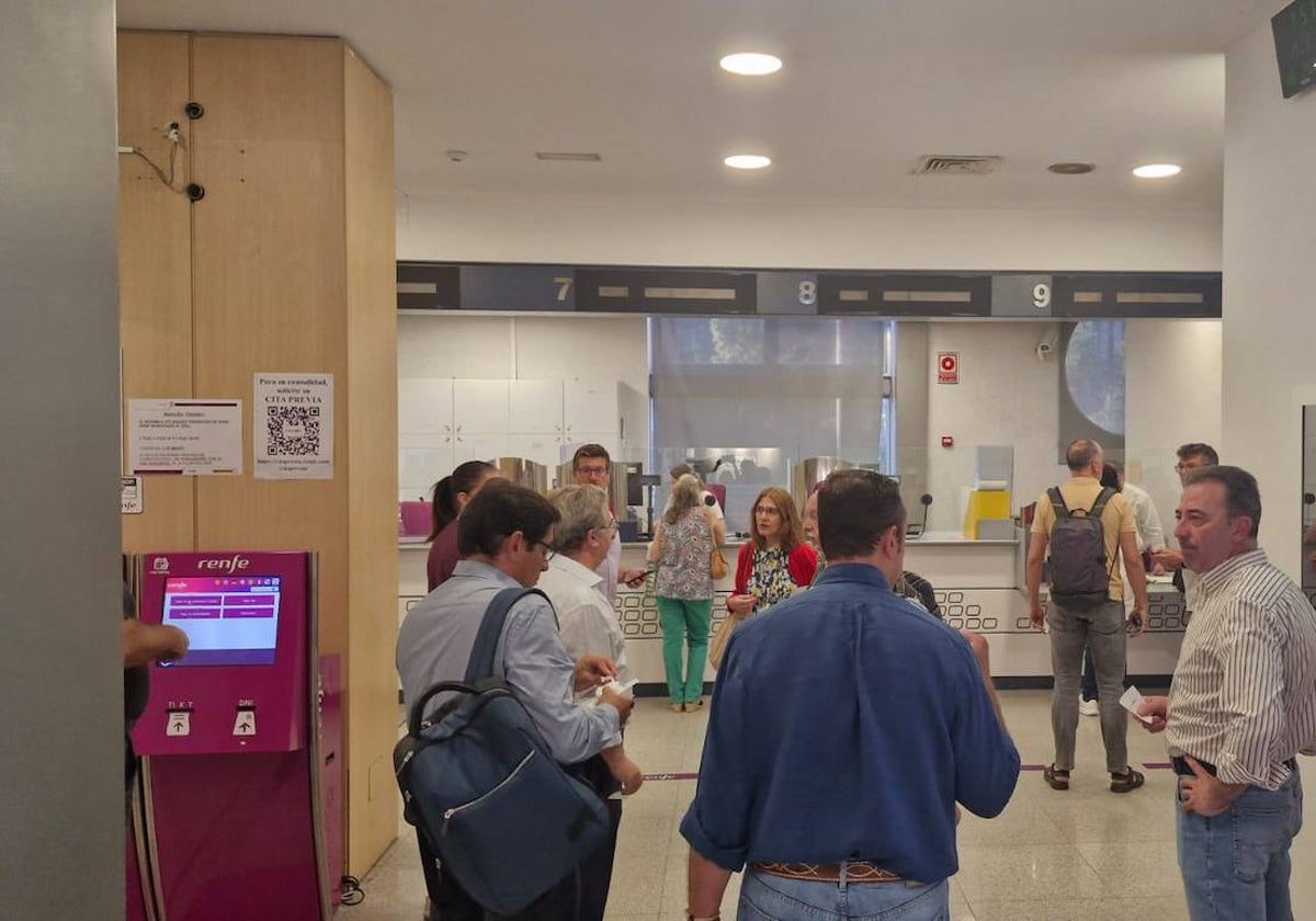 Imagen cedida por uno de los afectados por la cancelación de trenes en el Servicio de Atención al Cliente