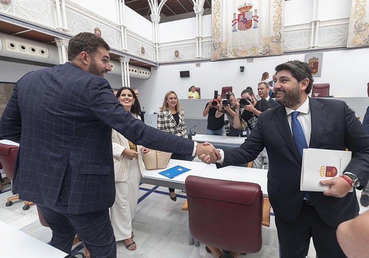 El presidente en murciano, Fernando López Miras, y el portavoz de Vox, José Ángel Antelo