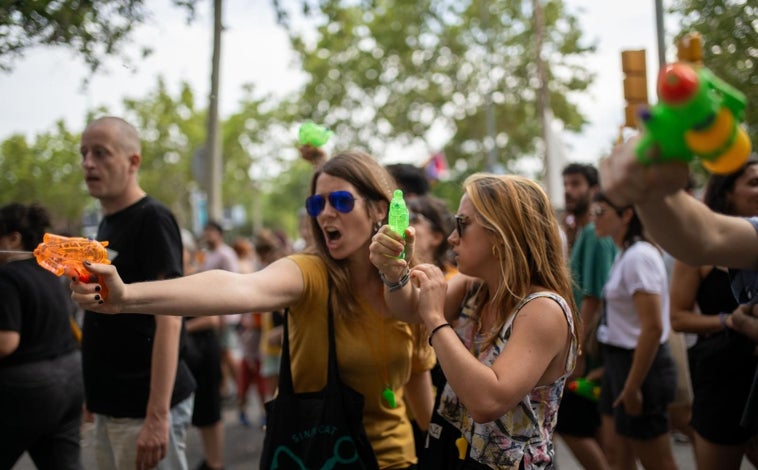 Imagen principal - El 'New York Times' desaconseja a sus lectores viajar a Barcelona este verano: «No sois bienvenidos»