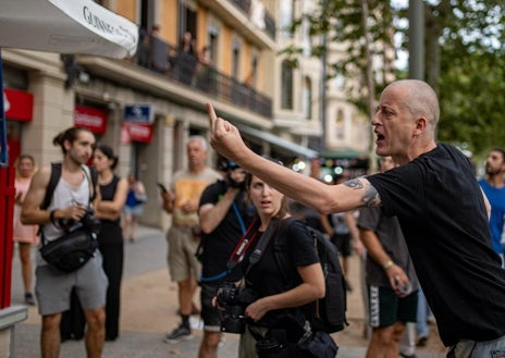 Imagen secundaria 1 - El 'New York Times' desaconseja a sus lectores viajar a Barcelona este verano: «No sois bienvenidos»