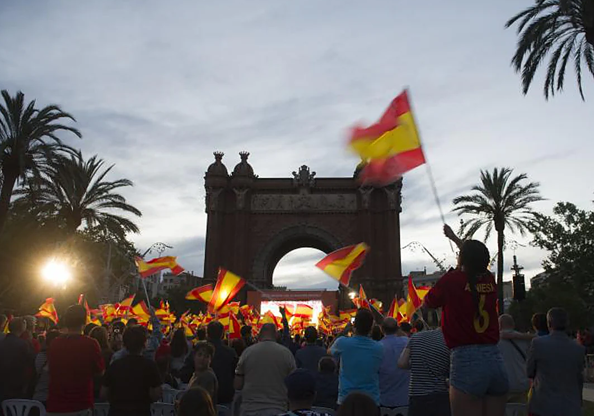 Una pantalla gigante instalada en el Arco de Triunfo de Barcelona con motivo de la Eurocopa de 2016