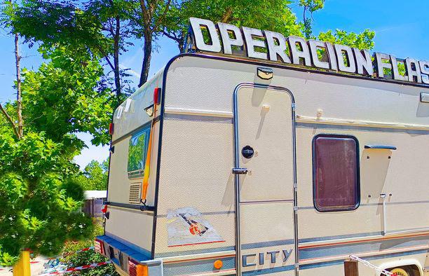 Caravana de 'Operación flashback', un 'escape room' en el Autocine de Madrid