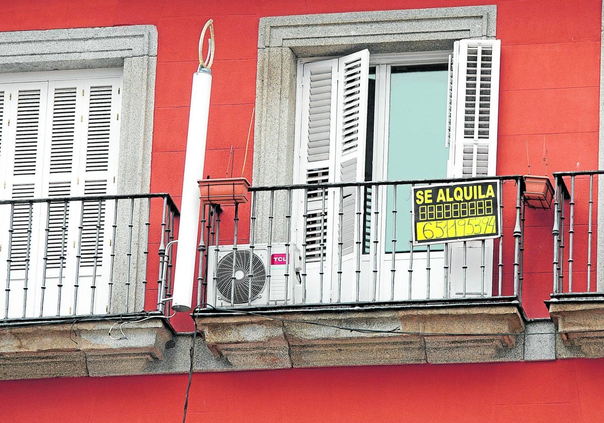 Un cartel de 'Se alquila' en el balcón de una vivienda en Madrid