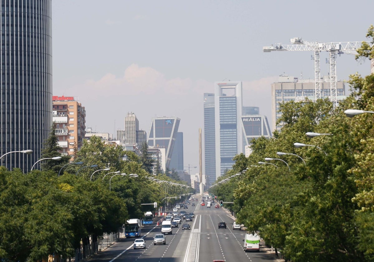 Al fondo, las Cuatro Torres de Madrid, al norte del paseo de la Castellana