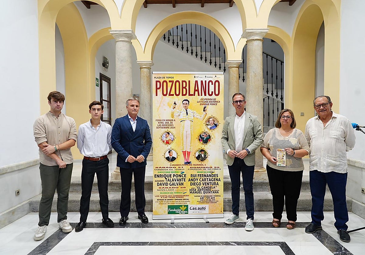 El alcalde de Pozoblanco y el empresario de la plaza, este jueves junto al cartel de la feria