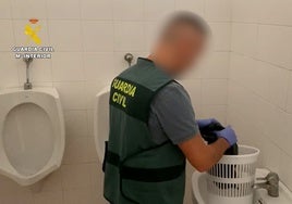 Investigan a un hombre por grabar a su cuñado con cámara oculta en el aseo de un mercado municipal de Alicante