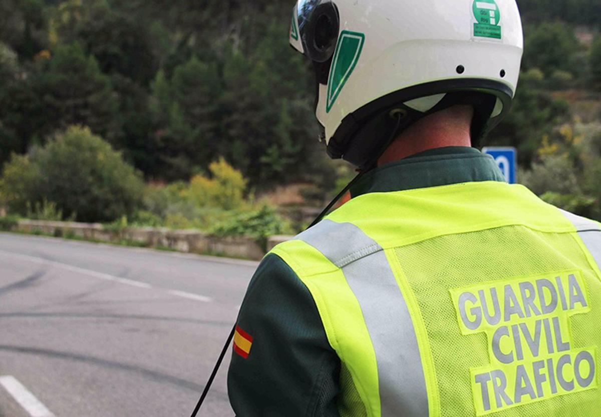 Un agente de Tráfico de la Guardia Civil