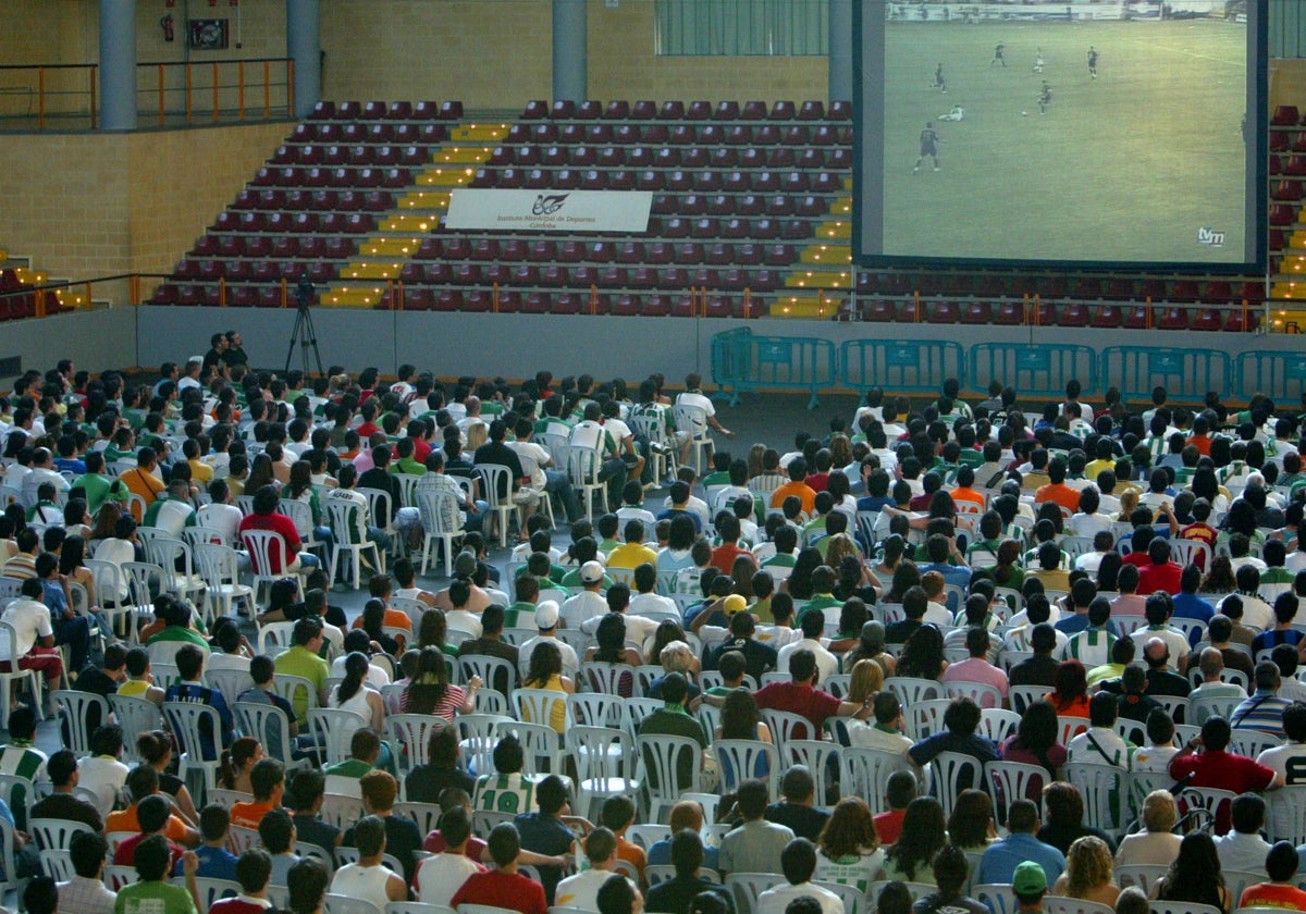 Miles de aficionados siguiendo en una pantalla gigante un partido en Vista Alegre