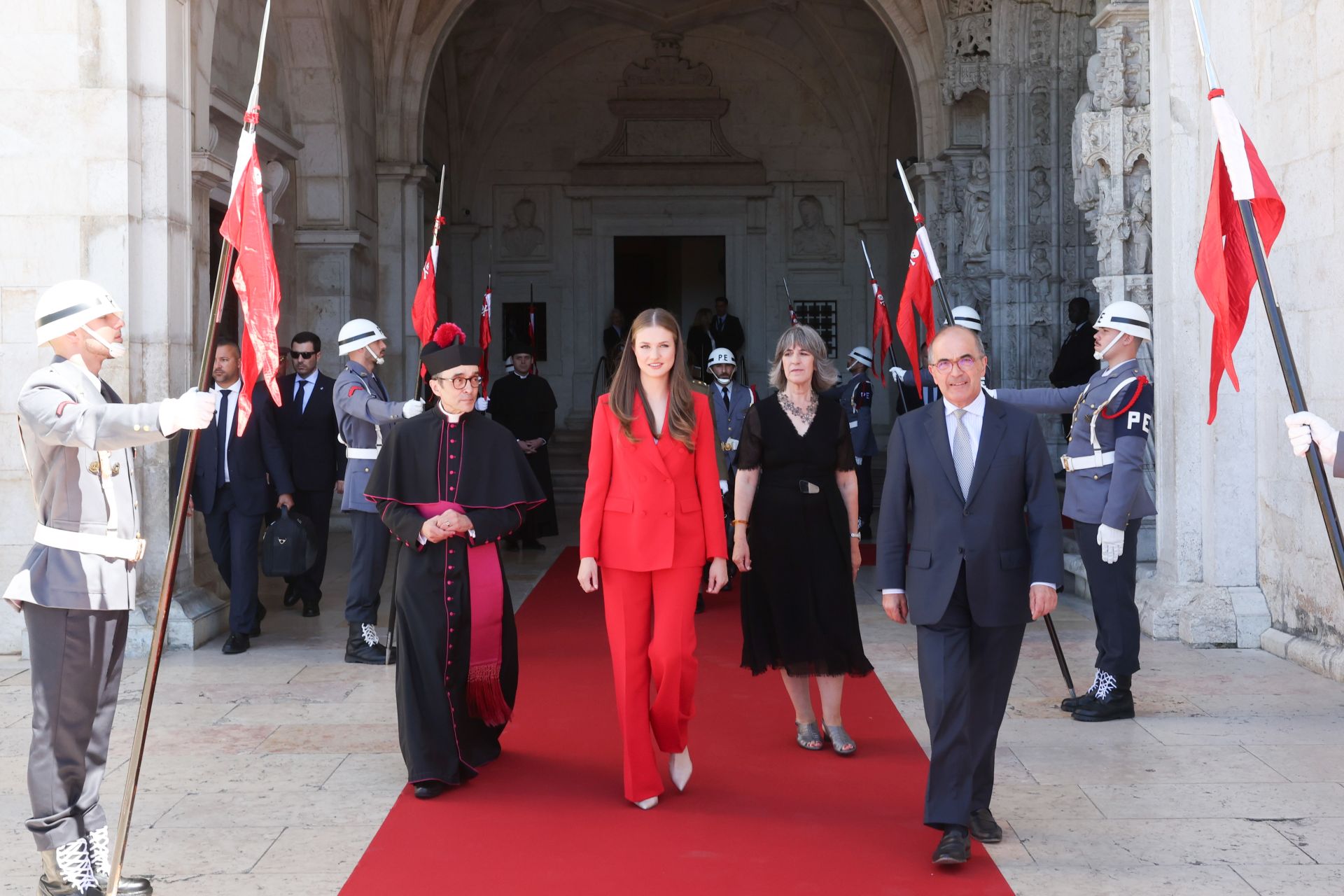 La princesa Leonor de Borbón tras depositar una ofrenda floral ante la tumba de Luis de Camões durante su visita al Monasterio de los Jerónimos de Lisboa.