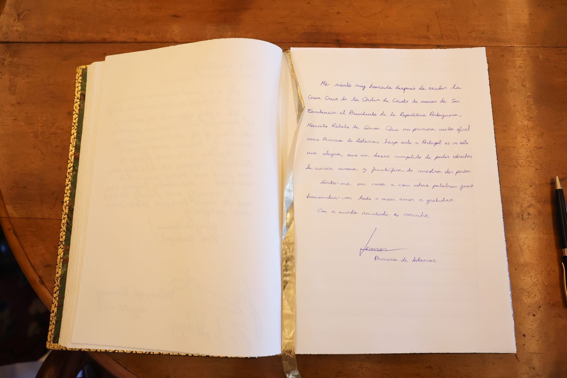 Mensaje escrito por la princesa Leonor de Borbón en el libro de autoridades durante su encuentro con el presidente la República Portuguesa, Marcelo Rebelo de Sousa, en el Palacio de Belém en Lisboa.