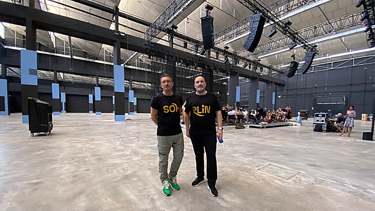 Banderas y Sánchez, durante la visita