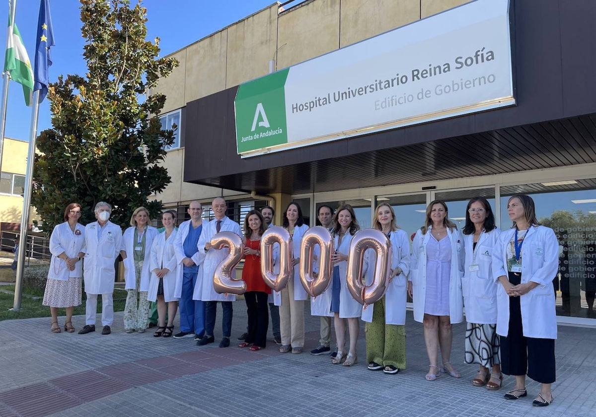 El gerente del Hospital Universitario Reina Sofía, José Triviño, la delegada de Salud, María Jesús Botella y especialistas médicos