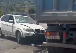 Encañona a la Guardia Civil tras estampar su coche cargado de hachís con un camión en Coín