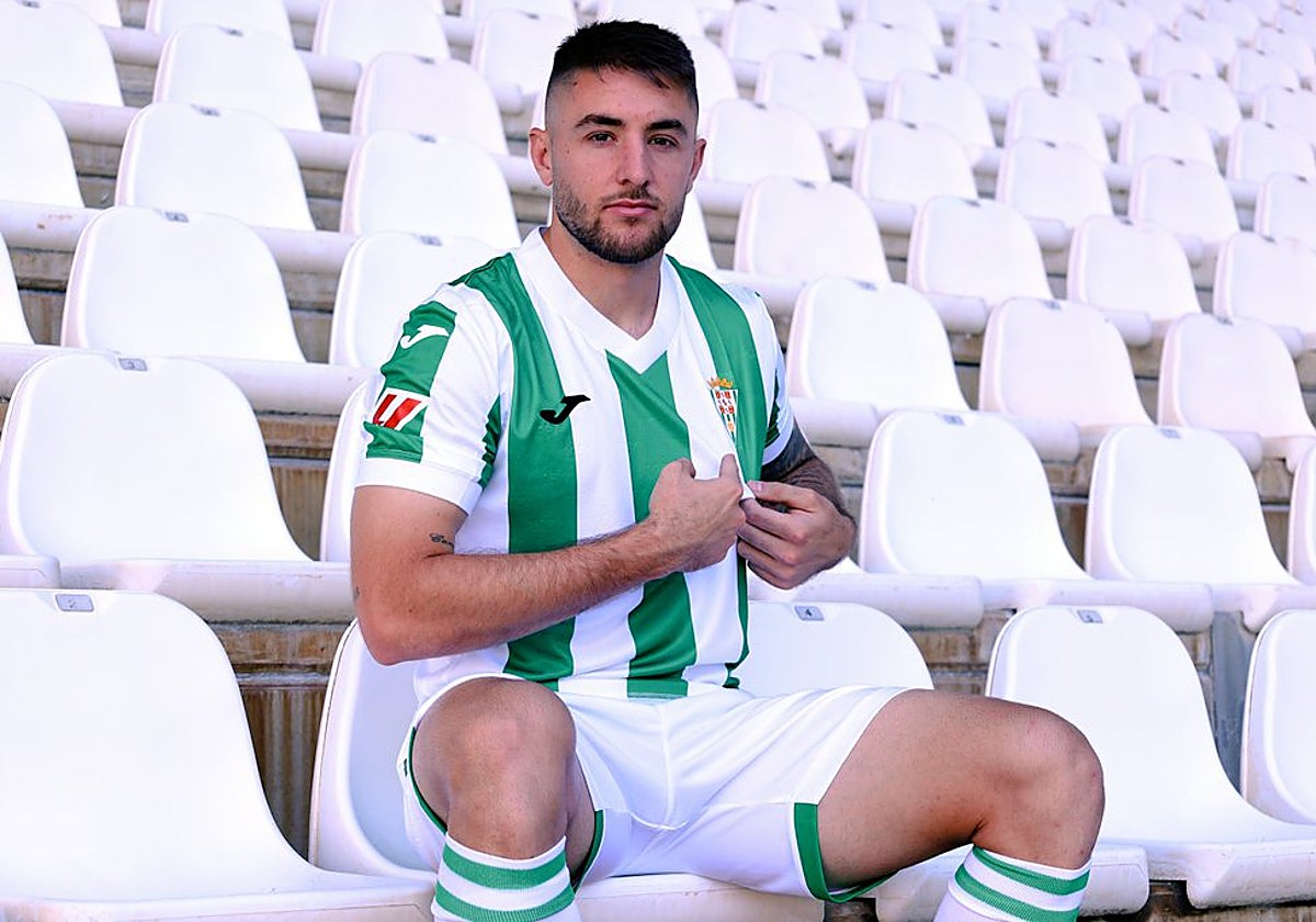 Antonio Casas posa con la  nueva equipación del Córdoba CF