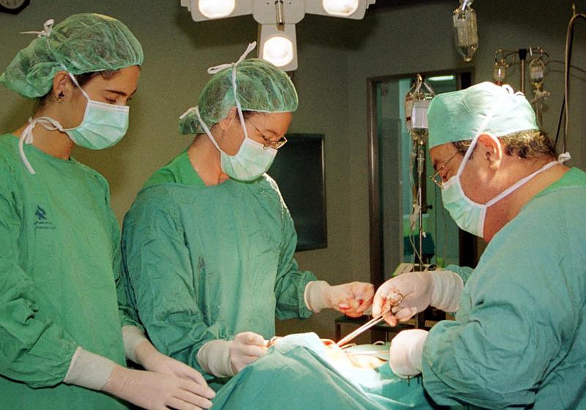Imagen de archivo de una intervención quirúrgica en un hospital público andaluz