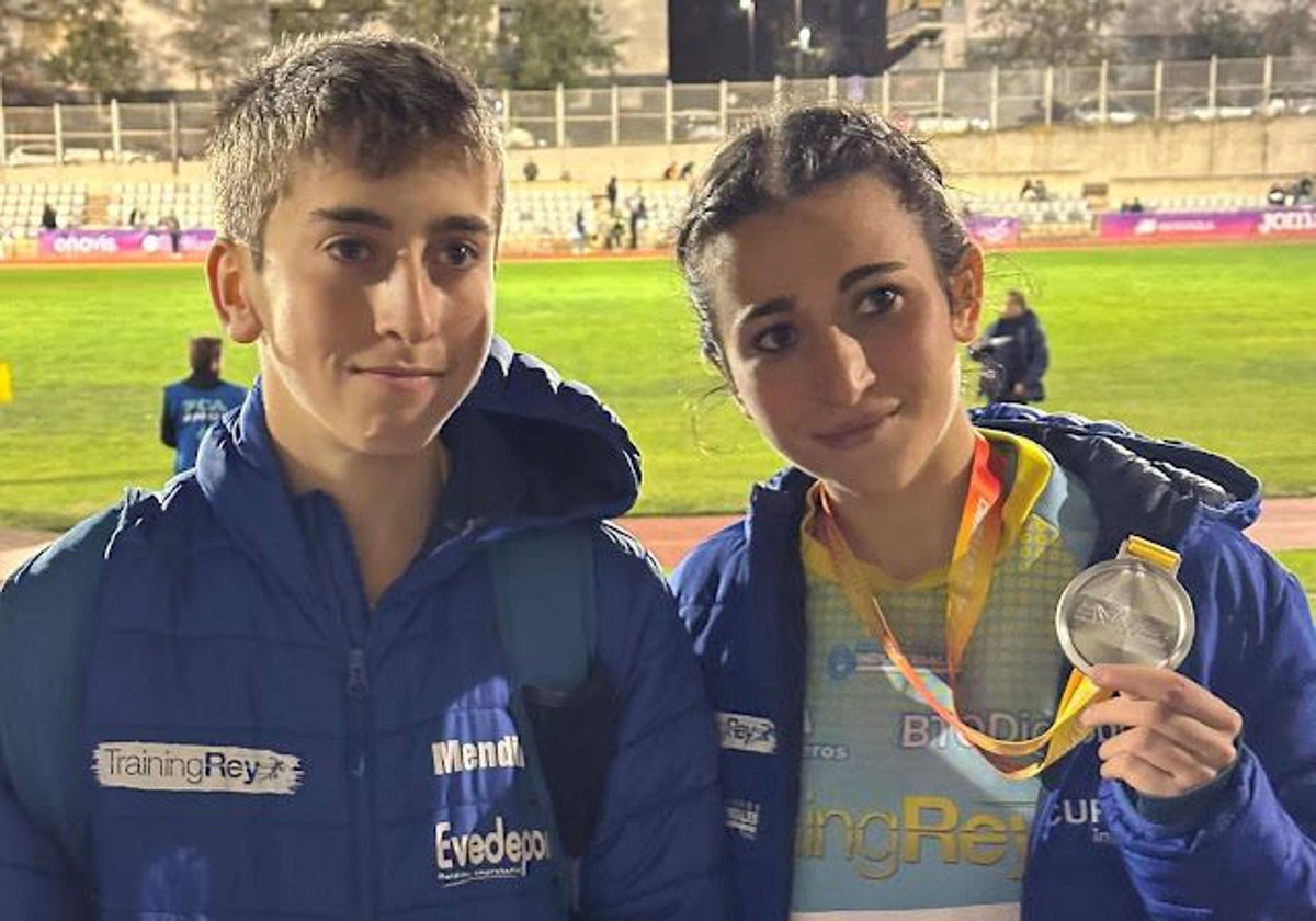 Silvia Rey Veiga, con su hermano David, este invierno cuando ganó la medalla de plata en los 10.000 metros del campeonato de España sub-23 en Gavá (Barcelona)