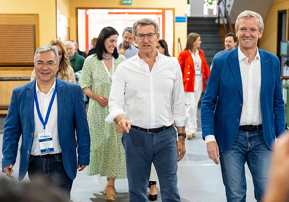 En vídeo: Feijóo durante su intervención en el congreso provincial del PP de Orense | Núñez Feijóo, flanqueado por Alfonso Rueda y el líder provincial del PP orensano, Luís Menor