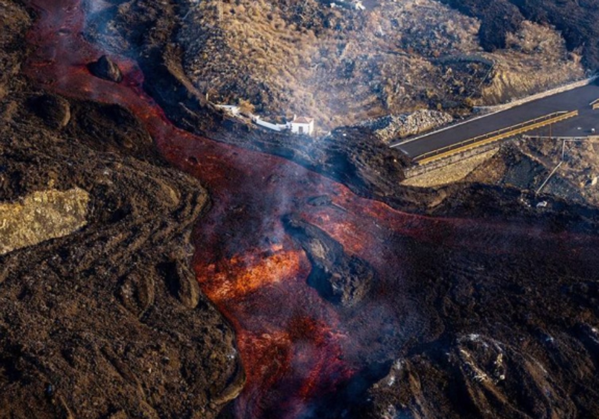 La colada de lava engulle una carretera en la vertiente oeste de La Palma