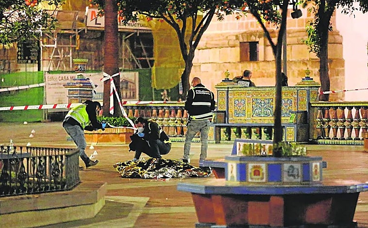 Imagen principal - Atentados como el de Algeciras (arriba) es la consecuencia de no atajar la propaganda para la radicalización, que en las últimas semanas ha tenido varios detenidos en Andalucía.