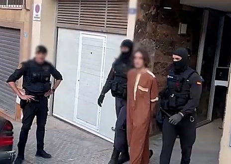 Imagen secundaria 1 - Atentados como el de Algeciras (arriba) es la consecuencia de no atajar la propaganda para la radicalización, que en las últimas semanas ha tenido varios detenidos en Andalucía.