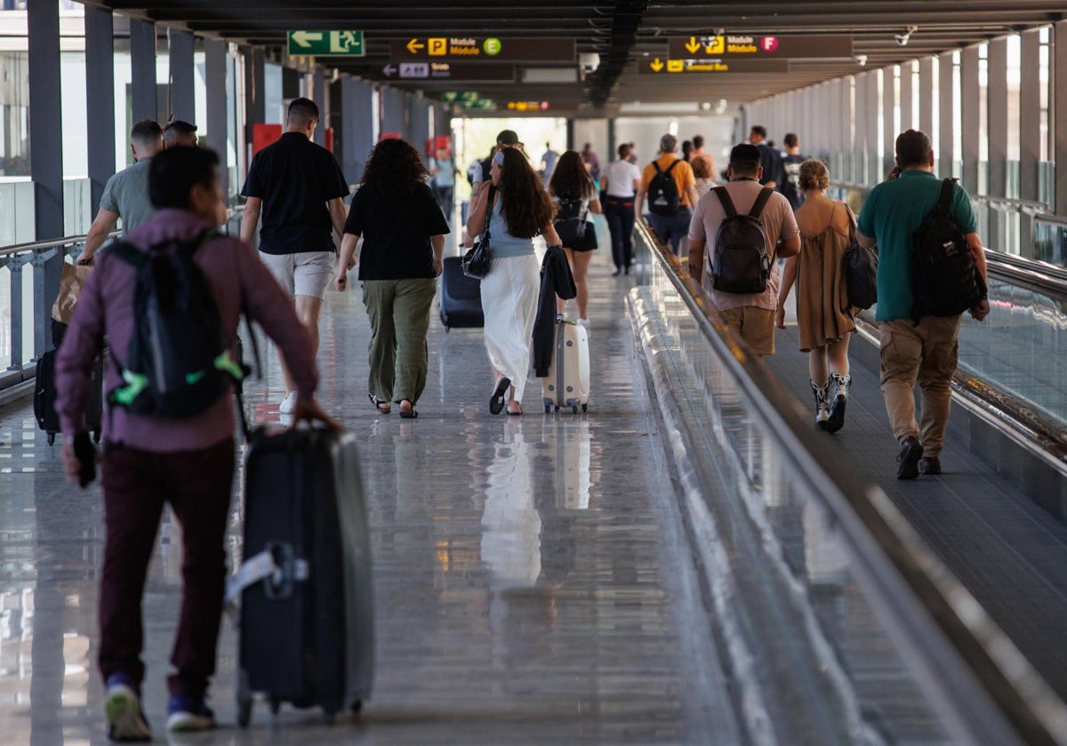 El aeropuerto de Barajas, punto de salida para las vacaciones de muchos madrileños