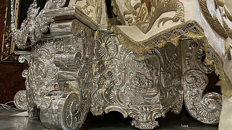 La peana de la Virgen, recién restaurada