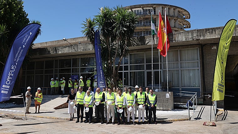Autoridades delante del edificio de la vieja Agrónomos que acogerá el Campus de FP de Córdoba