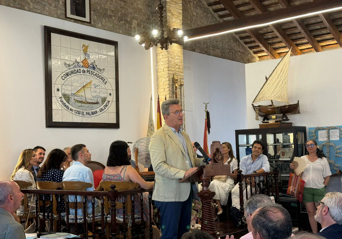 Imagen del conseller de Medio Ambiente, Vicente Martínez Mus, durante su visita a la Cofradía de Pescadores