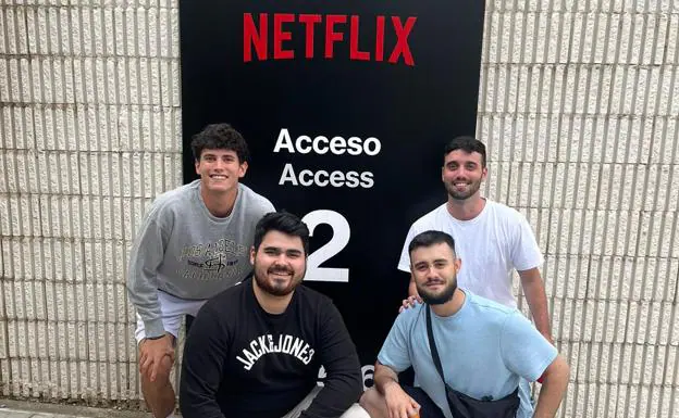 Pablo y Raúl, a la izquierda, en el Hub de Netflix en Madrid junto a otros compañeros