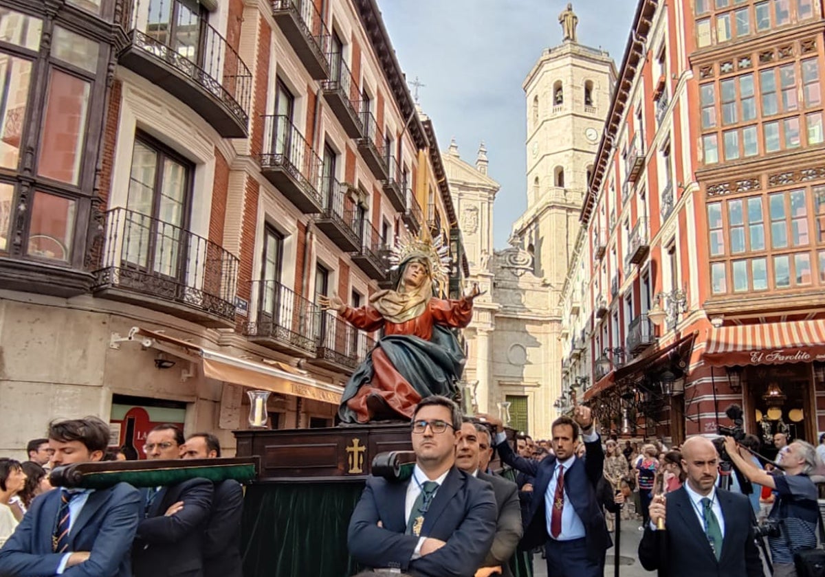 La Virgen de la Vera Cruz, tras abandonar la Catedral, rumbo a San Miguel