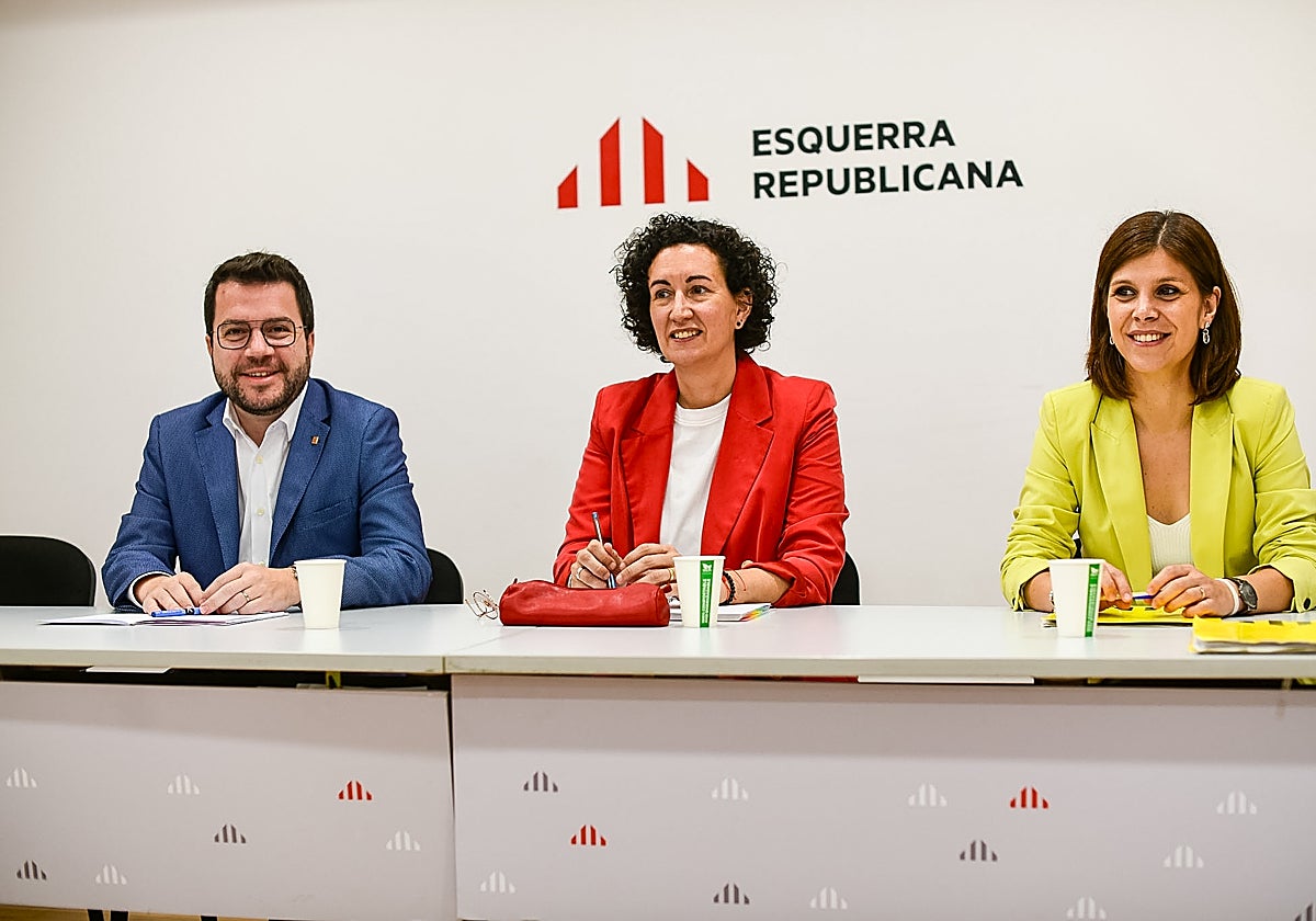 Marta Rovira, secretaria general de ERC, entre Pere Aragonès y Marta Vilalta, hoy, presidiendo la reunión de la dirección permanente del partido