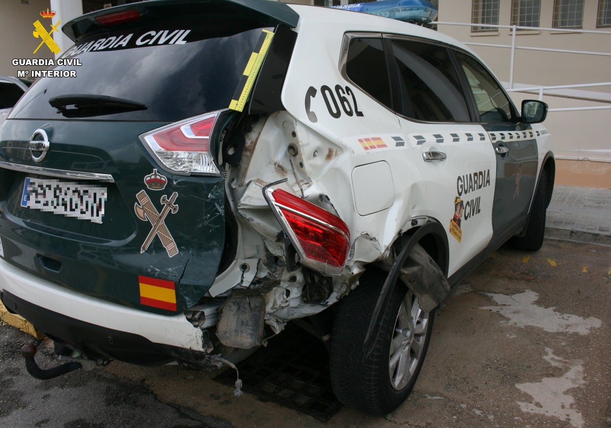 Imagen del coche patrulla de la Guardia Civil golpeado por los detenidos