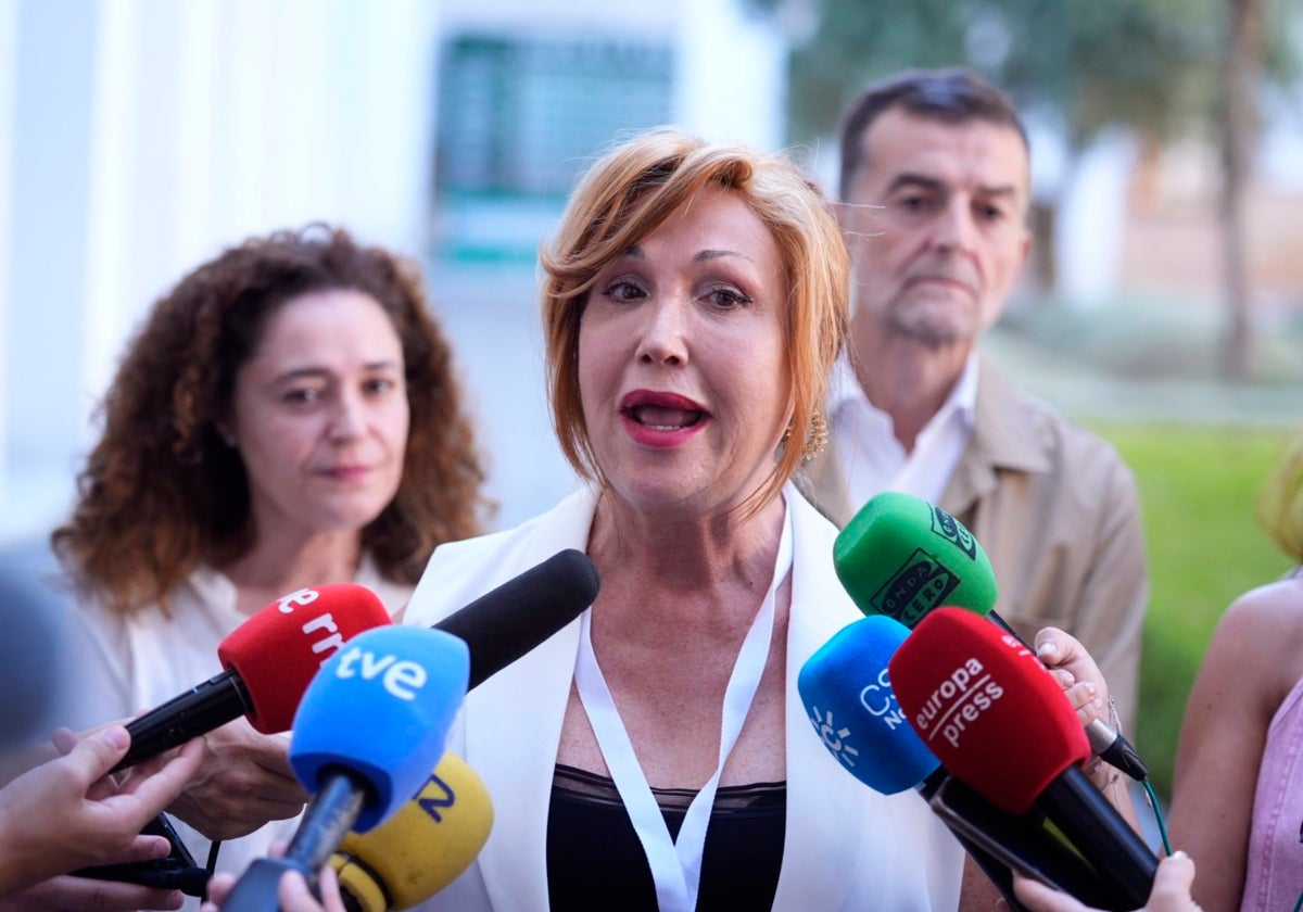 La presidenta de la Asociación Trans de Andalucía, Mar Cambrollé, ant los medios